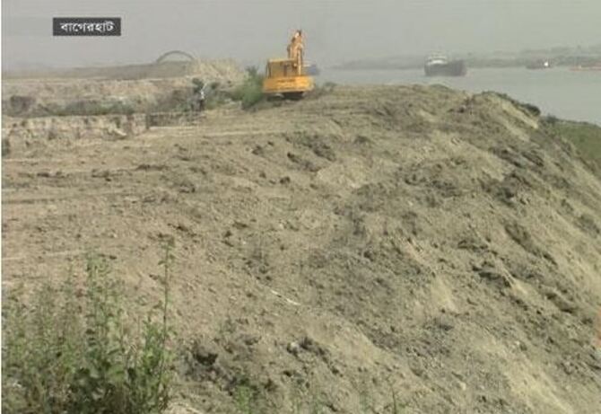 বিঘ্নিত হচ্ছে মোংলা-ঘষিয়াখালী আন্তর্জাতিক নৌ চ্যানেলের খনন কাজ