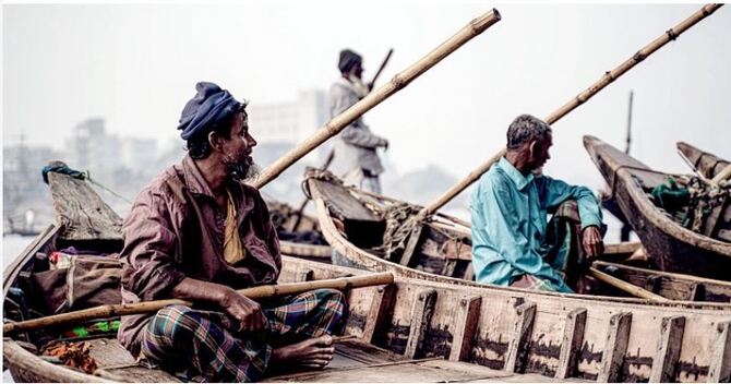 শীতে কষ্ট পাচ্ছেন বুড়িগঙ্গার মাঝিরা