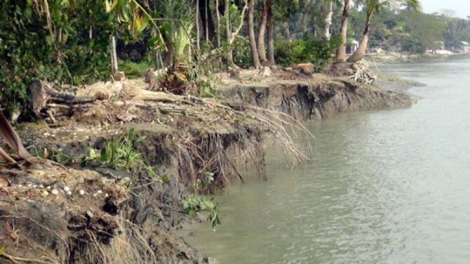 সুগন্ধায় হঠাৎ ভাঙন, এক ঘণ্টায় আধা কিলোমিটার বিলীন
