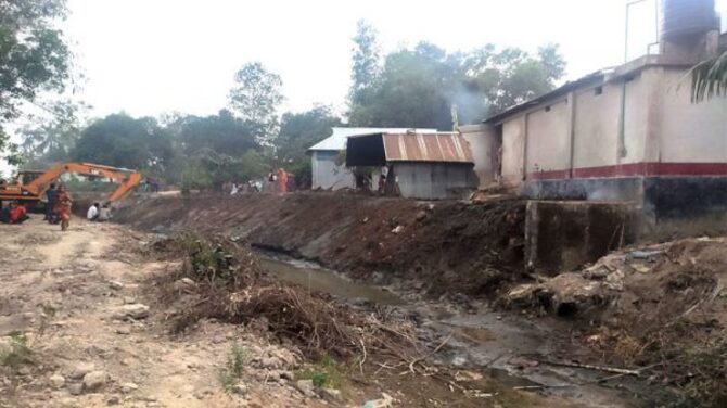 নদীর পাড়ে প্রভাবশালীর ঘর রেখেই নদী খনন!