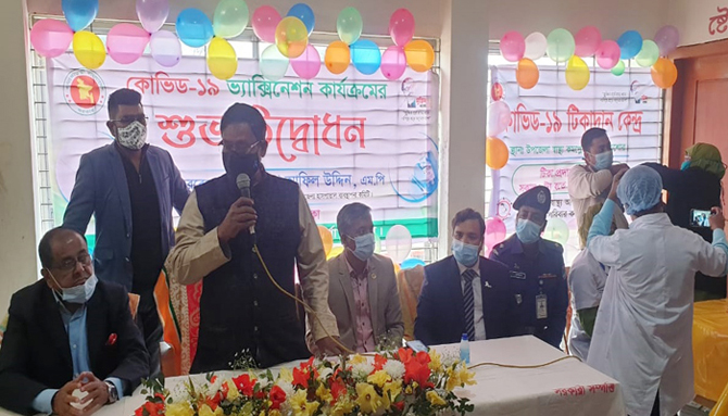 যশোরের শার্শায় একদিনে ৩০০ জনকে করোনা ভ্যাকসিন দেয়া হচ্ছে