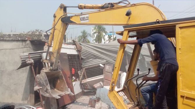 যশোরে রেলওয়ের দেড় শতাধিক অবৈধ স্থাপনা উচ্ছেদ করেছেন ভ্রাম্যামাণ আদালত