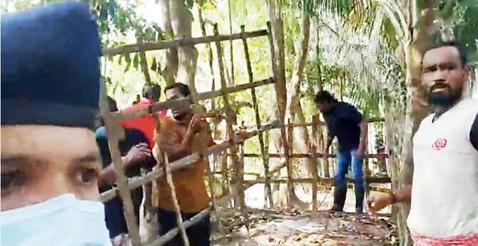 ময়নাতদন্তে নয় মাস পর কবর থেকে শিক্ষকের মরদেহ উত্তোলন