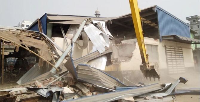 বুড়িগঙ্গার পাড়ে ৫৯টি অবৈধ স্থাপনা উচ্ছেদ