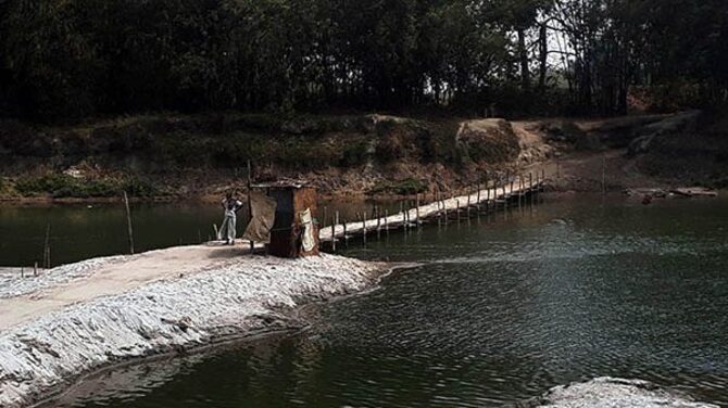 বর্ষায় নৌকা আর শুষ্ক মৌসুমে বাঁশের সাঁকোই ভরসা