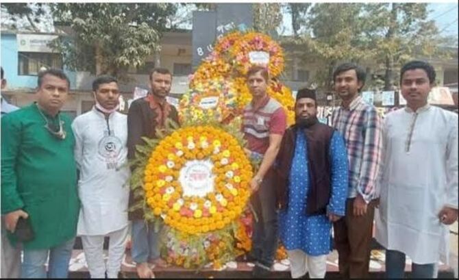 বোয়ালখালীতে শহীদ বেদীতে ফুল দিয়ে শহীদদের শ্রদ্ধায় স্মরণ