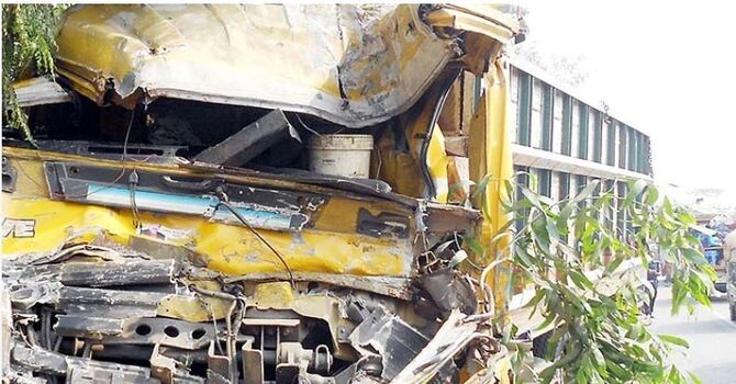 একুশের ভোরে বাস-ট্রাক সংঘর্ষে প্রাণ গেল ৬ জনের