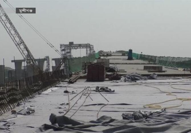 পদ্মা সেতু: চলছে রেলিং ওয়াল বসানোর কাজ