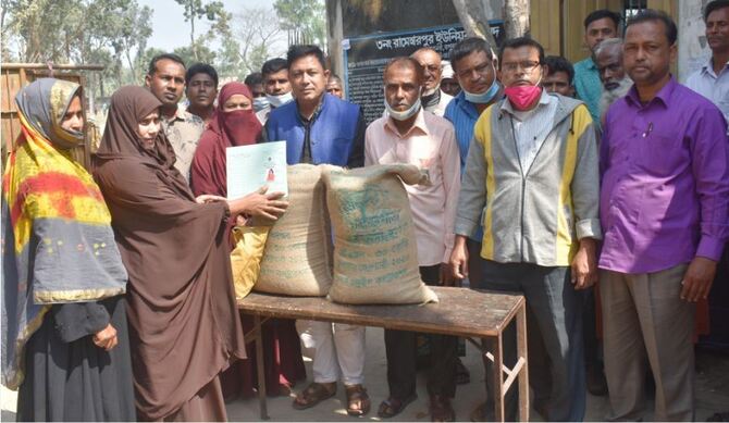 গাবতলীর রামেশ্বপুর ইউনিয়ন পরিষদে দুঃস্থদের মাঝে ভিজিডি’র চাল বিতরন