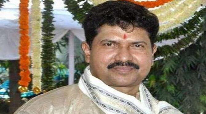 মুম্বাইয়ে চিরকুট লিখে সাত বারের এমপির ‘আত্মহত্যা’