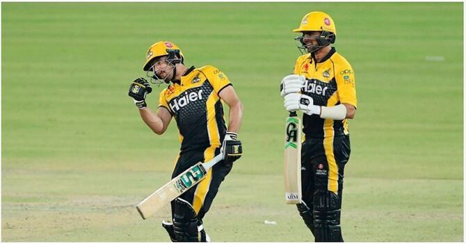 আফ্রিদিদের হারিয়ে প্রথম জয় তুলে নিল শোয়েব-কামরানের পেশোয়ার