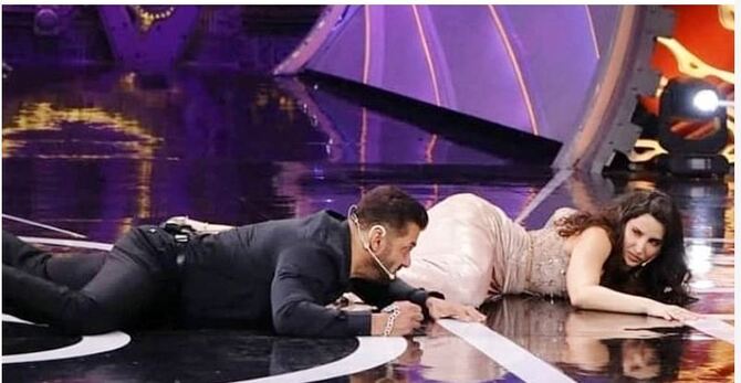 নোরা ফাতেহির সঙ্গে নাচতে গিয়ে মঞ্চ থেকে পড়ে গেলেন সালমান