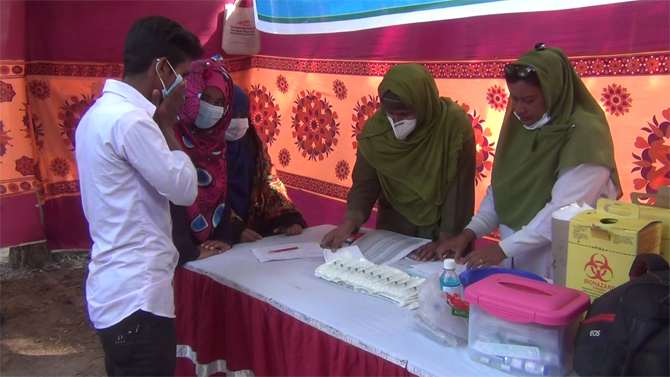 হিলিতে প্রথম দিনে করোনা ভ্যাকসিন নিলেন ১০১ জন