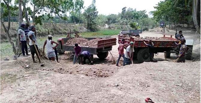 নদীর পাড়ের মাটি যাচ্ছে ইটভাটায়