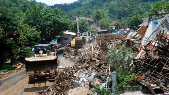 ইন্দোনেশিয়ায় বন্যা ও ভূমিধসে মৃত বেড়ে ৭০