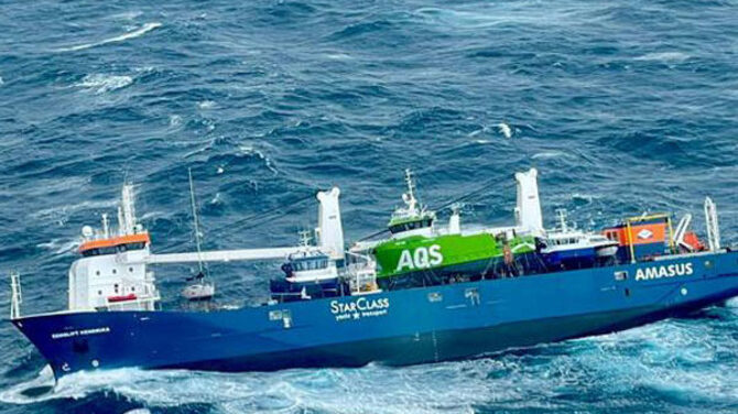 উত্তাল সমুদ্রে ডুবন্ত জাহাজ থেকে যেভাবে উদ্ধার হল ১২ নাবিক