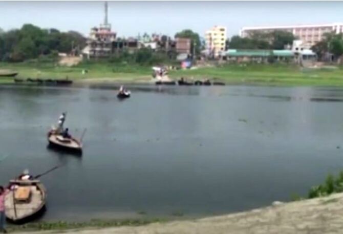 চরম দূষণের শিকার শীতলক্ষ্যা নদী