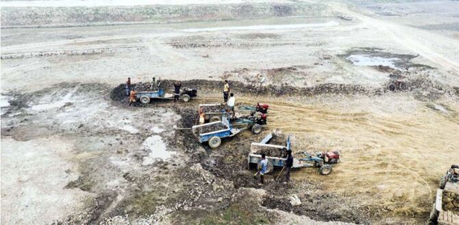 মহামারিতেও থেমে নেই মাটি ও বালু লুট