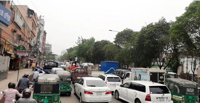 লকডাউনে সড়কে প্রাইভেটকার-সিএনজির চাপ আজ আরও বেশি