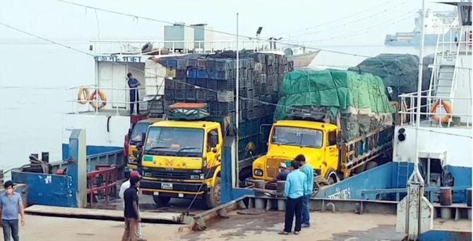 লকডাউনের প্রথম রাতে দৌলতদিয়া দিয়ে পার হলো ১২শ ট্রাক