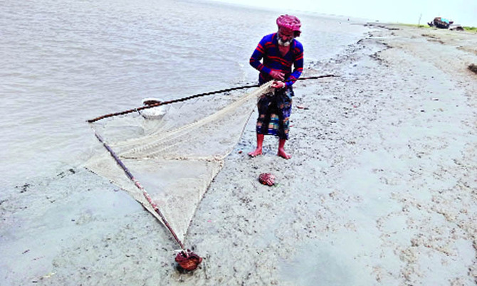 বেঁচে থাকার খোরাক যখন নদীতে