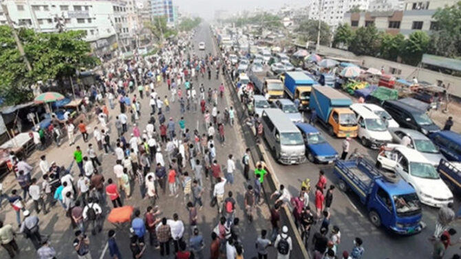 গণপরিবহন না পেয়ে ঢাকা-চট্টগ্রাম মহাসড়ক অবরোধ