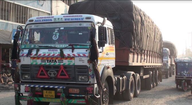 হিলি স্থলবন্দর দিয়ে চাল আমদানি কমে গেছে