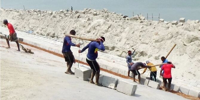 ভাঙনের আশঙ্কায় পদ্মা পাড়ের মানুষ