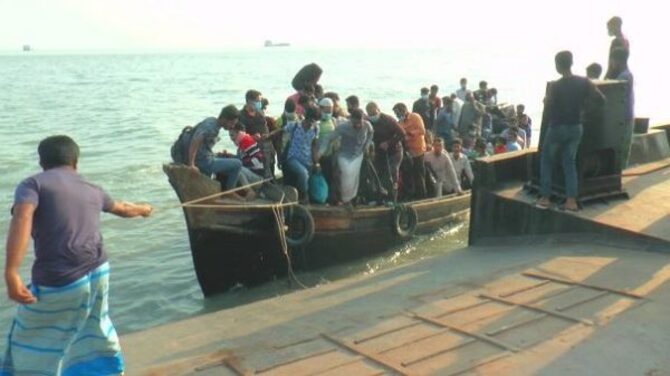 লকডাউনে ট্রলারে করে বাড়ি ফিরছে মানুষ