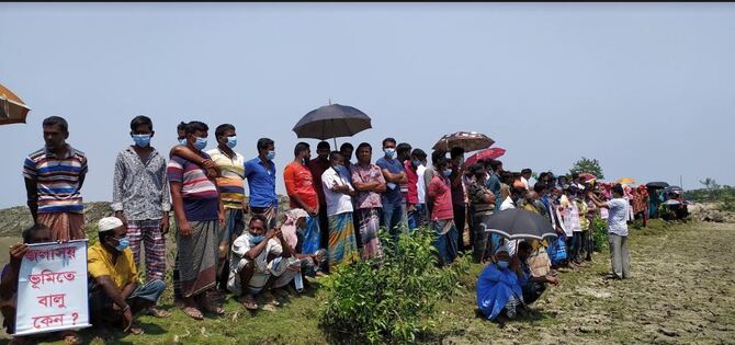 ড্রেজিং প্রকল্পের বালু ডাম্পিং ইস্যুতে মুখোমখি অবস্থানে বন্দর কর্তৃপক্ষ ও গ্রামবাসি