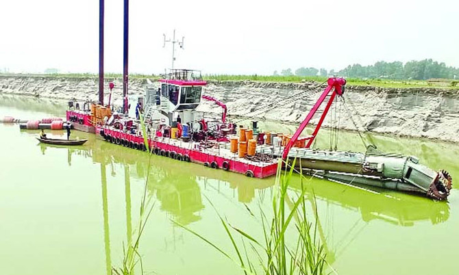 ভূঞাপুরে যমুনা নদী খননের নামে কেটে নেওয়া হচ্ছে কৃষকের জমি