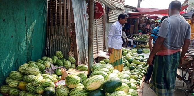 পিস হিসাবে কিনে কেজি দরে বিক্রি হচ্ছে তরমুজ
