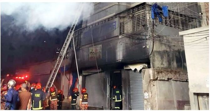 আরমানিটোলায় অগ্নিকাণ্ড : চলে গেলেন আশিকুর, স্ত্রী লাইফ সাপোর্টে