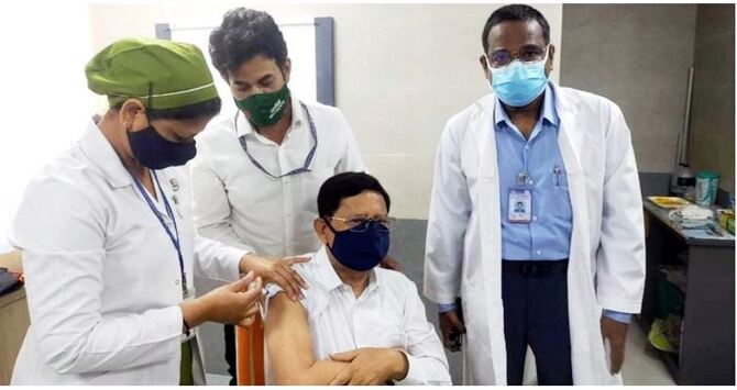 সস্ত্রীক টিকার দ্বিতীয় ডোজ নিলেন বস্ত্র ও পাটমন্ত্রী