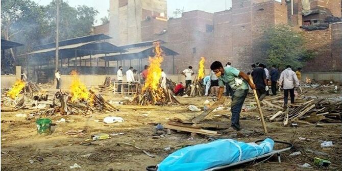 দিল্লিতে মিলছে না আগুন, লাশ ছিঁড়ে খাচ্ছে কুকুর