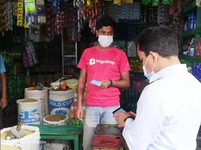 হিলিতে স্বাস্থ্যবিধি না মানায় ১২ জনের জরিমানা