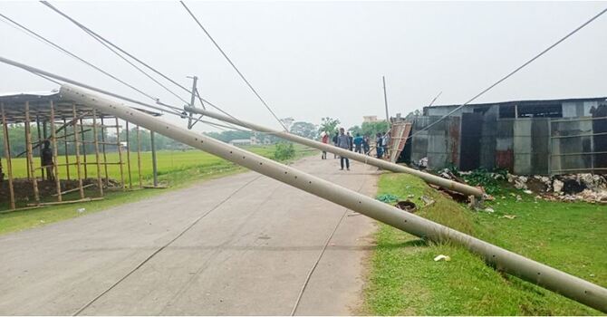 কালবৈশাখী ঝড়ে রাস্তার ওপর ভেঙে পড়ল নির্মাণাধীন ১১ বিদ্যুতের খুঁটি