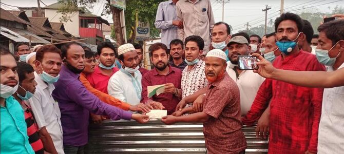 পূর্বধলার ভবের বাজারে অগ্নিকান্ডে ক্ষতিগ্রস্থ ব্যবসায়ীদের মাঝে ঢেউটিন ও চেক বিতরণ