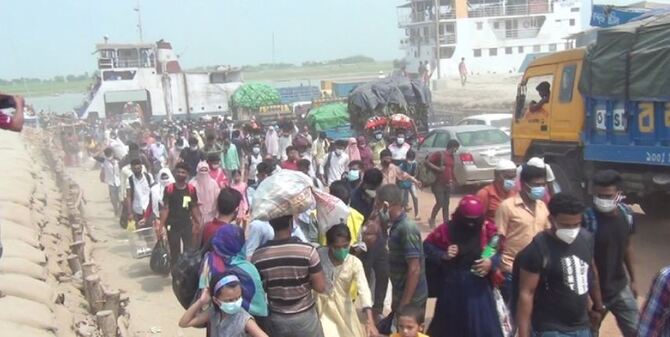 পদ্মাপাড়ে উপচে পড়া ভিড়