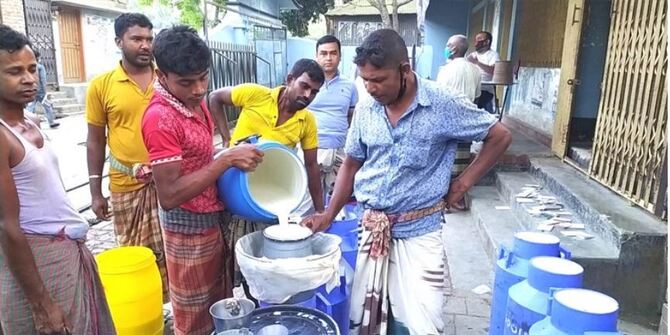 দুধ নিয়ে বিপাকে সিরাজগঞ্জের খামারিরা!