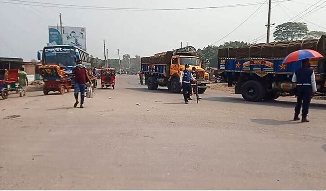 পাটুরিয়া-দৌলতদিয়া নৌরুটে যানবাহন পারাপার স্বাভাবিক