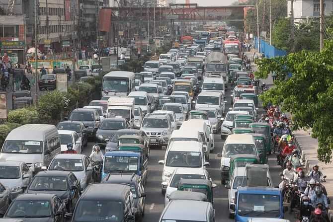 ঢাকার রাস্তায় যানবাহন ও মানুষ বেড়েছে