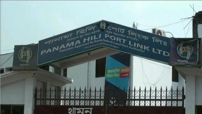 হিলি স্থলবন্দর দিয়ে আমদানি-রপ্তানি বন্ধ রয়েছে