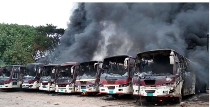 নবাবগঞ্জে বাসস্ট্যান্ডে আগুন, পুড়েছে বেশ কয়েকটি বাস