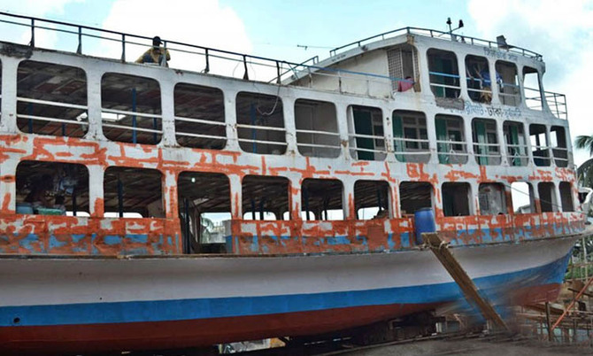 জরাজীর্ণ লঞ্চে অদক্ষ চালক!