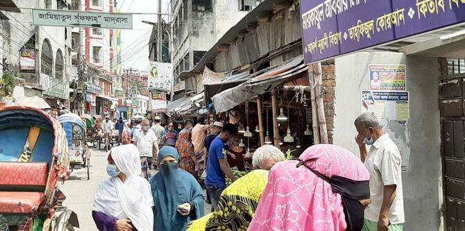 সড়কে কঠোরতা, মহল্লা-বাজারে শিথিল লকডাউন