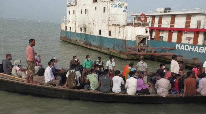 পাটুরিয়া-দৌলতদিয়া রুটে গাদাগাদি করে ট্রলারে পারাপার