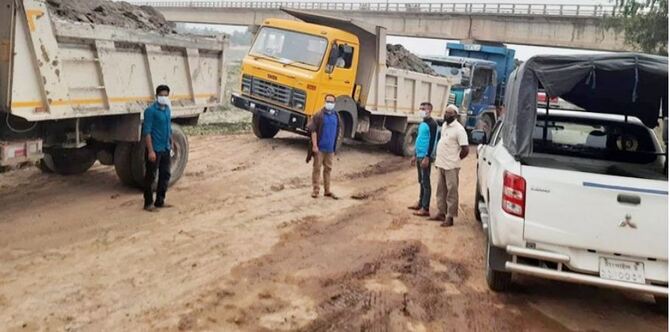 বংশাই নদীর পাড় কেটে মাটি বিক্রির দায়ে লাখ টাকা জরিমানা