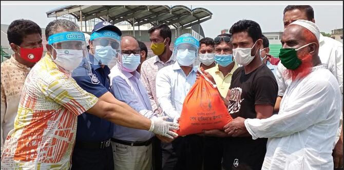 করোনায় ক্ষতিগ্রস্থ পরিবহন শ্রমিকদের মাঝে প্রধানমন্ত্রীর উপহার ত্রাণ সামগ্রী বিতরণ