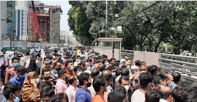 কারওয়ান বাজারে সৌদি প্রবাসীদের সড়ক অবরোধ, টিকিটের দাবিতে বিক্ষোভ